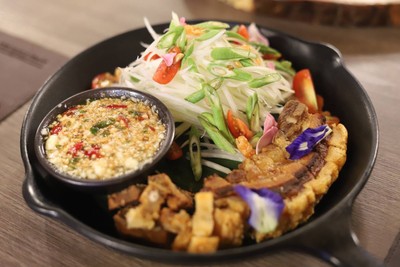 หมูกรอบซอสส้มตำ