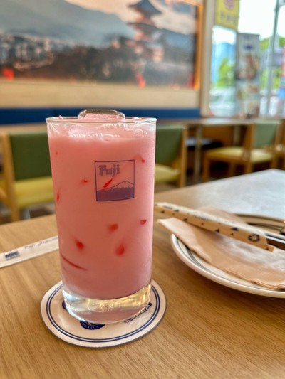 นมชมพูเย็น