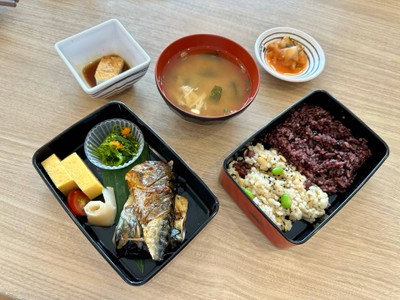 ชุดปลาซาบะย่างซีอิ๊วเสิร์ฟพร้อมข้าวญี่ปุ่นฟูจิมุราซากิและข้าวกล้องธัญพืช