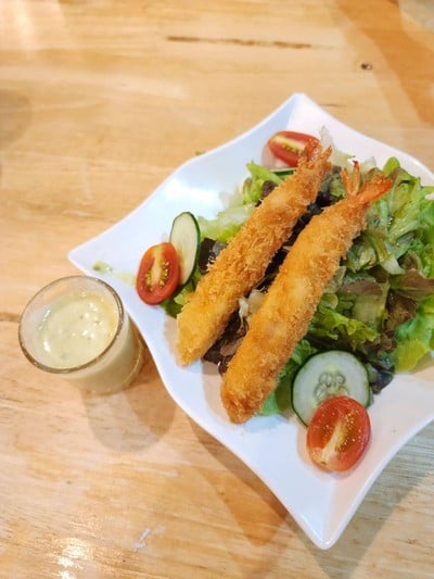 สลัดกุ้งทอด
