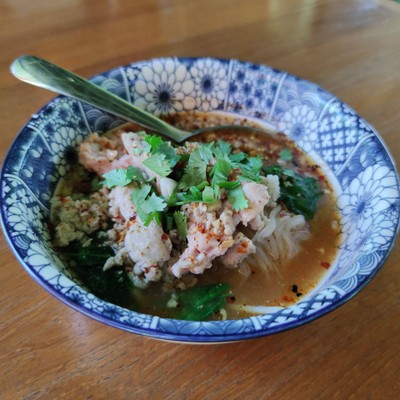 เส้นเล็กต้มยำหมู