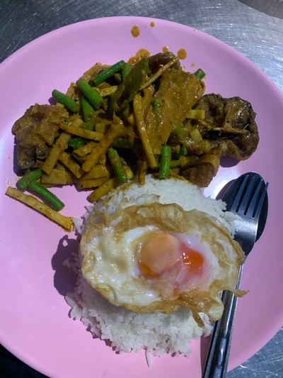 เครื่องแกงปลาดุกหมูกรอบไข่ดาว