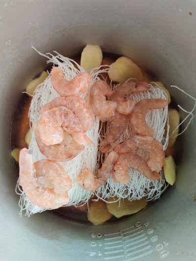 วิธีทำ กุ้งอบวุ้นเส้นหม้อหุงข้าว