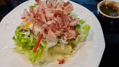 สลัดเต้าหู้สดโรยปลาแห้งสไลด์