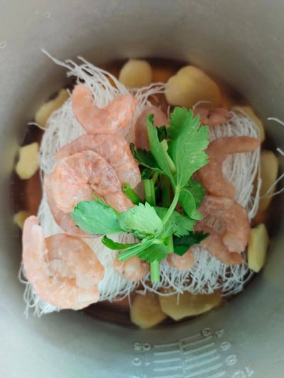 วิธีทำ กุ้งอบวุ้นเส้นหม้อหุงข้าว