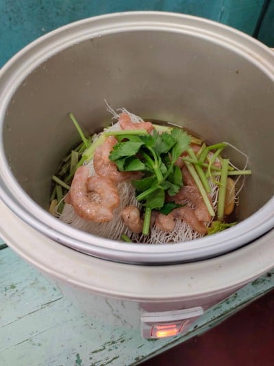 วิธีทำ กุ้งอบวุ้นเส้นหม้อหุงข้าว