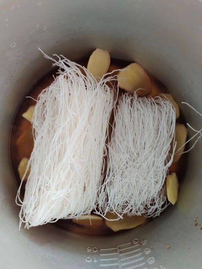 วิธีทำ กุ้งอบวุ้นเส้นหม้อหุงข้าว