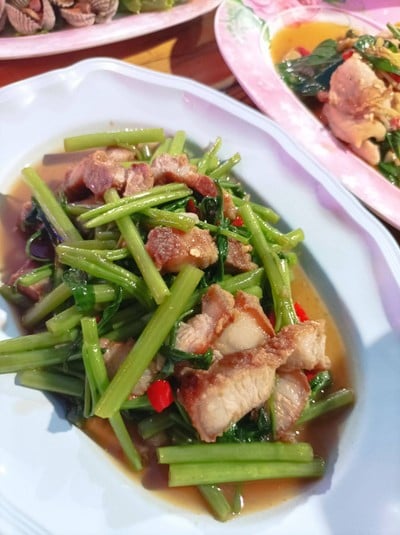 ผัดผักบุ้งหมูกรอบ