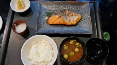 ปลาแซลม่อนย่างถ่าน