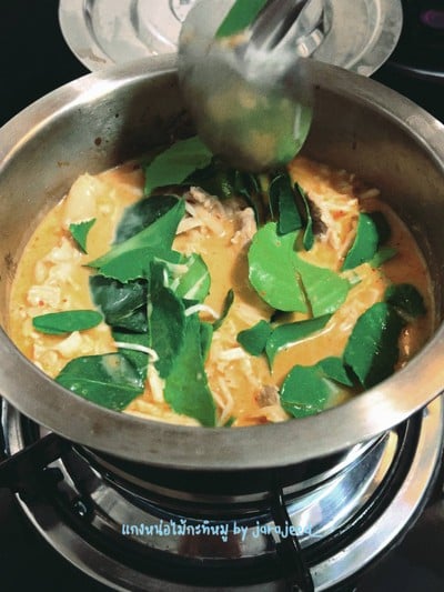 แกงไก่หน่อไม้ดอง-ใส่หมู แกงไก่หน่อไม้ดอง-ใส่หมู