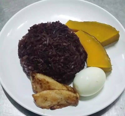วิธีทำ ข้าวไรซ์เบอร์รี่ ไก่ทอด ไข่ต้ม ฟักทอง