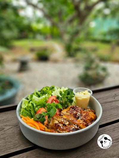 สลัดสะโพกไก่เทอริยากิย่างถ่าน