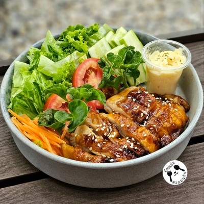 สลัดสะโพกไก่เทอริยากิย่างถ่าน