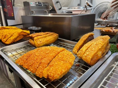 หมูกรอบ HERO ฟินิกส์ประตูน้ำ ชั้นM