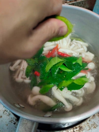 วิธีทำ ต้มยำน้ำใสเห็ดชิเมจิ