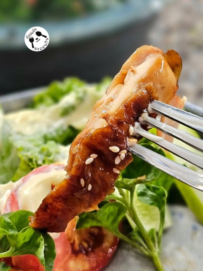 สลัดสะโพกไก่เทอริยากิย่างถ่าน