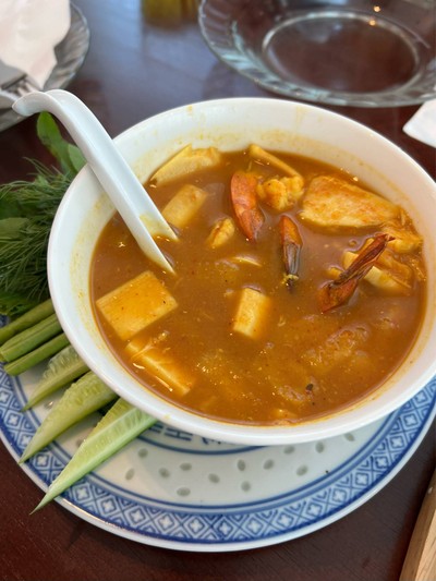 แกงส้มกุ้งยอดมะพร้าว
