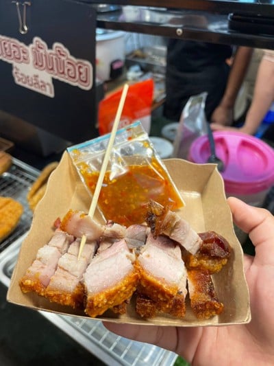 หมูกรอบ HERO ฟินิกส์ประตูน้ำ ชั้นM