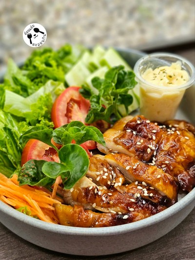 สลัดสะโพกไก่เทอริยากิย่างถ่าน