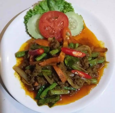 ผัดเครื่องแกงเนื้อสับ