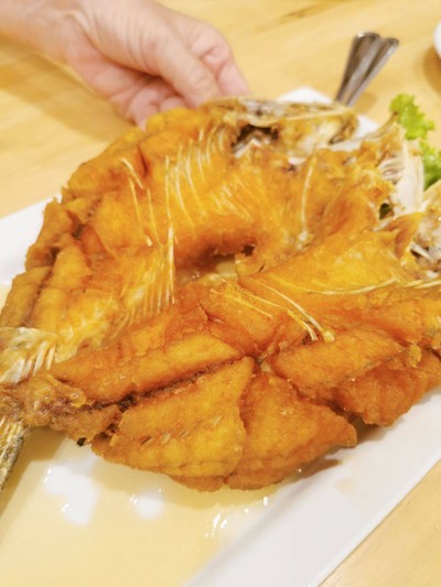 ปลากะพงทอดราดน้ำปลา