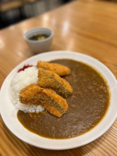 ข้าวแกงกะหรี่ปลาทอด