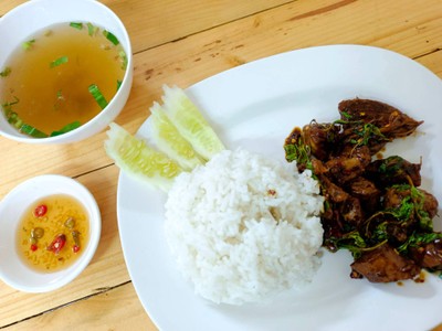 ข้าวผัดกะเพราหมูเปื่อย