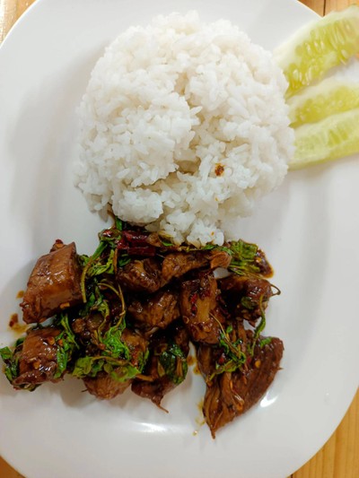 ข้าวผัดกะเพราหมูเปื่อย