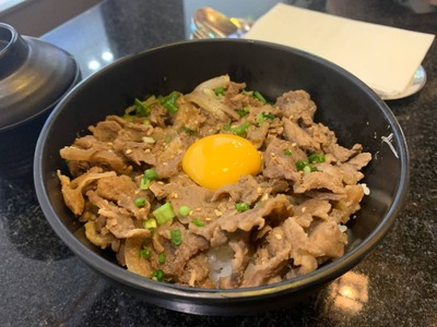 ข้าวหน้าเนื้อพรีเมี่ยม