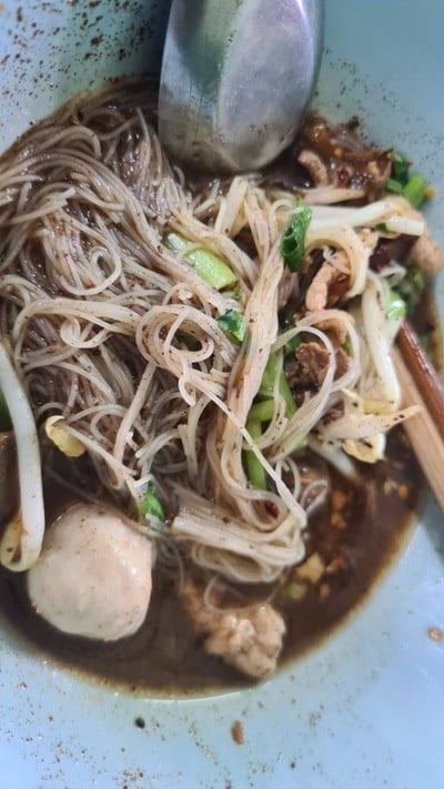 เส้นหมี่น้ำตกหมู