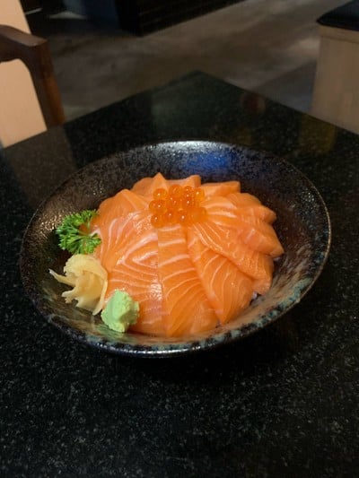 ข้าวหน้าปลาแซลมอน