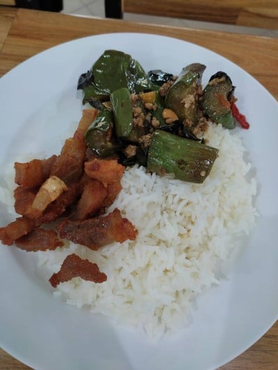 ข้าวหมูทอดกับผัดมะเขือ