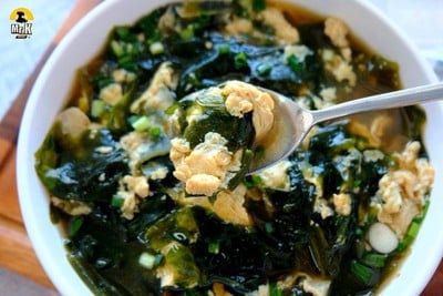 ซุปไข่น้ำสาหร่ายวากาเมะ