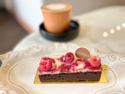🍇 Raspberry Cheesecake Brownie. (Price 190 Baht.)