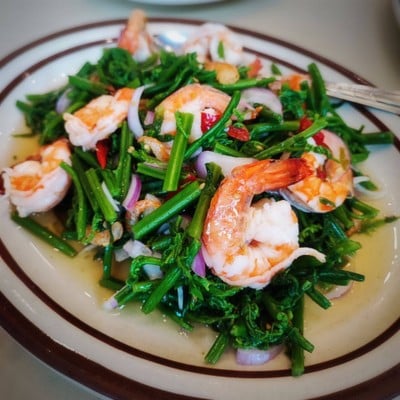 ยำผักกูดกุ้งสด
