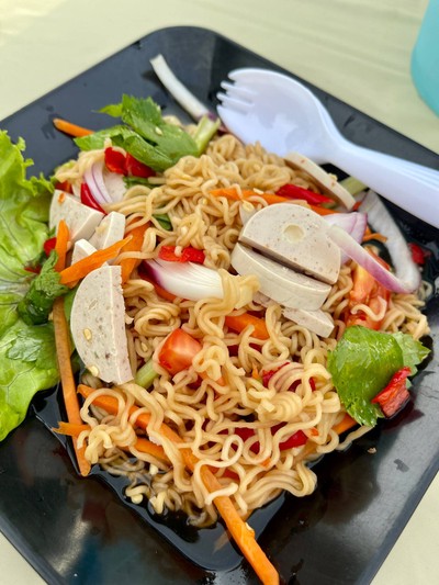 ยำมาม่าหมูยอ