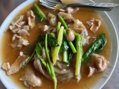 เส้นใหญ่ราดหน้าหมู