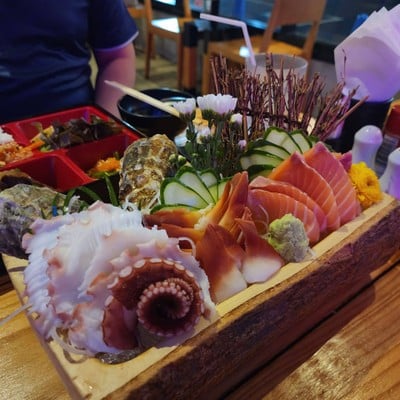 sashimi แซลมอน หอยปีกนก หนวดหมึกยักษ์