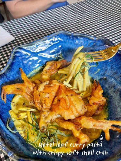 พาสต้าแกงคั่วใบชะพลูกับปูนิ่มทอดกรอบ