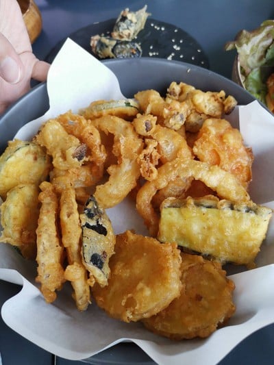 F01 - ผักทอดรวมมิตร (Crispy Deep Fried Assorted Vegetables)
