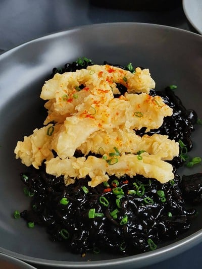 M22 - รามยอนซอสหมึกดำรสเผ็ด (Spicy Squid Ink Ramyeon)