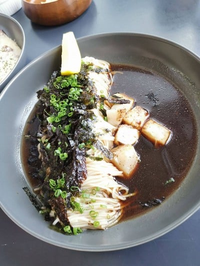 M03 - หมี่เย็นทรัฟเฟิล เสริฟพร้อม scallop (Cold truffle somyeon with scallops) cooool!