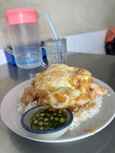 ข้าวไก่ทอดกระเทียมใส่ไข่ดาว