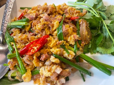 จิ้นส้มผัดไข่ (แหนม)