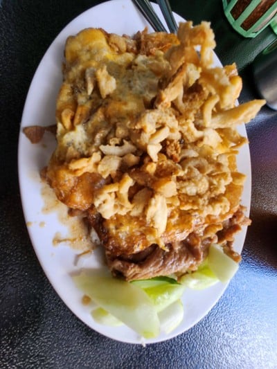 หมูกระเทียมไข่เจียวกากหมู