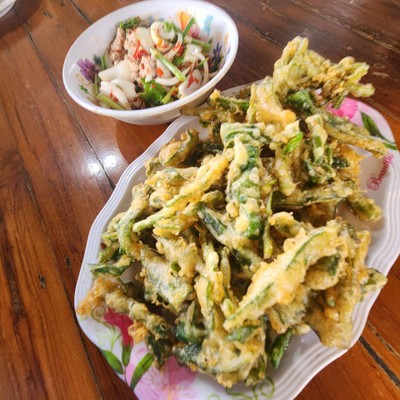 ยำผักบุ้งกรอบ