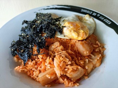 ข้าวผัดกิมจิ (김치 볶음밥) กิมจิพกกึมบับ