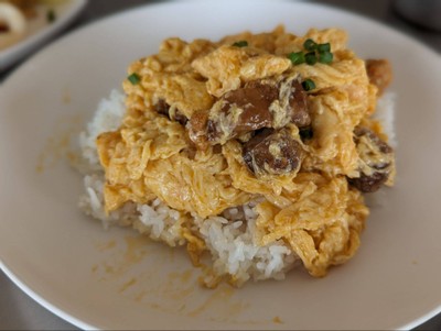 ข้าวราดไข่ข้นหมูกรอบ