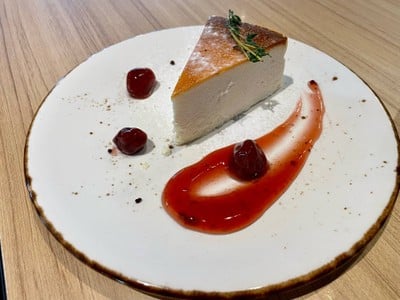 Basque Brunt Plan Cheese Cake with Strawberry Sauce