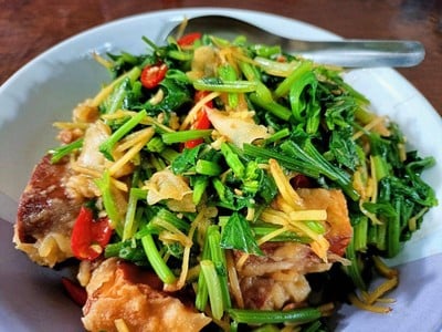 เต้าหู้ไข่ขาวพะโล้ทอดผัดขึ้นฉ่าย